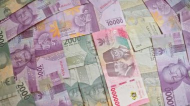 Endonezya 'nın çeşitli banknotlarından oluşan banknotlar, renkli para birimi tasarımı ve dikkate değer figürleri göstererek, Endonezya ekonomisi ve finansmanının görsel bir temsilini sunar..