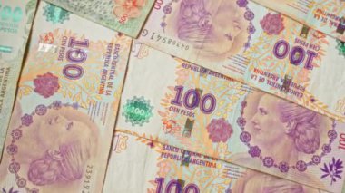 Arjantin banknotları, aralarında 100 ve 500 peso banknotların da bulunduğu, karmaşık tasarımlar ve tanınmış figürler sergiliyor..