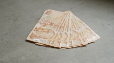 Türk lira banknotları ayrıntılı tasarım ve dokusunu gözler önüne seren beton bir yüzeye saçıldı