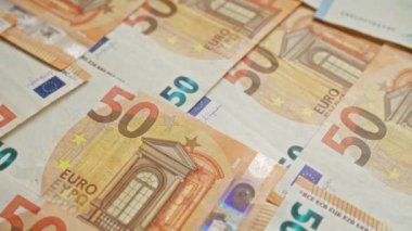 Avrupa para birimi ayrıntılarını gösteren ve Avrupa 'daki değeri vurgulayan 50 avroluk banknotlar dağıtıldı