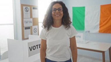 Oylayın! Orta yaşlı İspanyol kadın mutlu ve gülümsüyor İrlanda seçim üniversitesine, işaret ederek oy pusulasını - heyecanlı, kendinden emin ve umut dolu