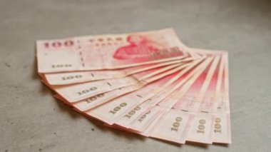 Çin 'den gelen paraların altını çizen beton bir yüzey üzerine yığılmış Çin Yuan banknotları.