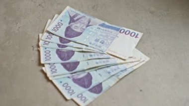 Güney Kore banknotları, karmaşık tasarımlar ve tarihsel figürlerle 1000 won 'luk para birimini gözler önüne seren beton bir yüzeye yayıldı..