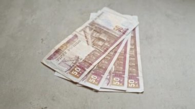 Mısır banknotları somut bir yüzey üzerinde sergilenen Merkez Bankası para birimi.