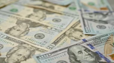 Amerikan doları banknotlarının çeşitli değerlere dağılmış görüntüsü, Birleşik Devletler para birimini gösteriyor.