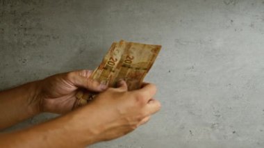 Somut bir geçmişe karşı Güney Afrika rand sayma elleri, mali işlemler ve para yönetimi vurgulanıyor