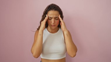 Kadın, esmer, genç kadın, yetişkin, soyutlanmış pembe arka plan, güzel İspanyol, çekici.