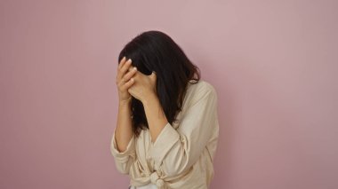 Pembe arka planda saklanan kadın soyutlanmış, yetişkin, çekici, güzel, kadın, İspanyol, genç,