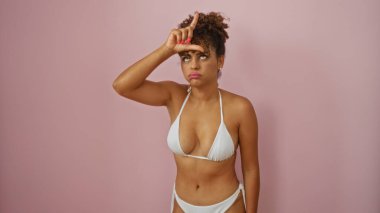 İzole edilmiş pembe arka plan üzerinde el hareketleriyle hayal kırıklığını ifade eden kadın, genç, dişi, güzel, yetişkin, İspanyol, esmer, kıvırcık, Latin unsurlar sergiliyor..