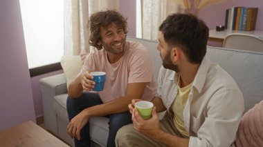Erkekler rahat bir oturma odasında konuşup kahve içiyorlar. Arkadaşlık ve kapalı aile bağlarını ön plana çıkarıyorlar.