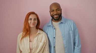 Irklar arası bir çift pembe bir duvar arkasından gülümsüyor, bir erkek ve kadınla aşk ve ilişki hedefleri sergiliyorlar..