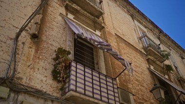 Yıpranmış, apartman, çizgili, balkon, tente, bari, italyan, eski dünya cazibesini yakalıyor, parlak, mavi gökyüzü....