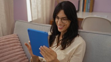 Genç, kadın, gülümseyen, kullanırken, tablet, içinde, rahat, oturma, oda