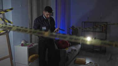 İspanyol adam olay yerindeki kanıtları el feneri, sakal ve rozetle analiz ediyor..