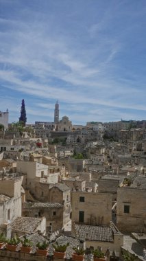 Kültür ve seyahat temaları için ideal, canlı mavi gökyüzü altında antik taş evler sergilenen tarihi Materya kasabasının manzarası..