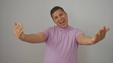 Mor gömlekli neşeli bir İspanyol adam kollarını uzatıyor sanki sarılıyor gibi, beyaz bir arka planda soyutlanmış..