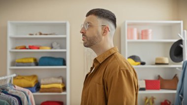 Giysi odasında sakallı, ev ortamında moda ve yaşam tarzını yansıtan İspanyol bir adamın profili..