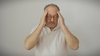 Stresli, bıyıklı ve gözlüklü beyaz arka planda el ele tutuşan son sınıf öğrencisi..