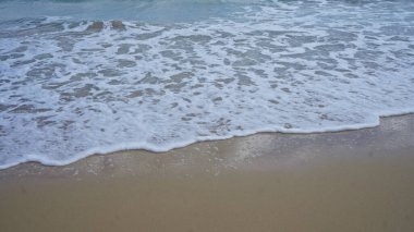 Pescoluse Plajı 'ndaki sakin bir sahnede Salento, Puglia, İtalya' daki kumlu kıyılara vuran yumuşak dalgalar barışçıl ve huzurlu bir sahil atmosferini çağrıştırıyor..