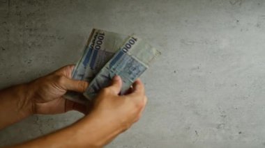 Güney Kore 'yi tutan eller, somut bir zemine karşı banknotlar kazandı