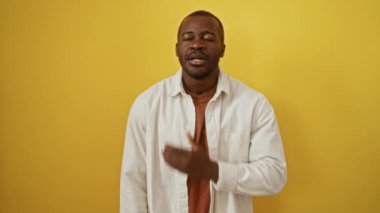 Enfeksiyon, Afro-Amerikalı tişört giyen, boğazı ağrıyan ve grip kaynaklı boyun ağrısı çeken bir adam izole edilmiş sarı arka planda.