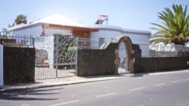 Lanzarote, kanarya adaları ve İspanya 'da güneşli bir günde süslü kapısı olan bir evin bulanık manzarası..