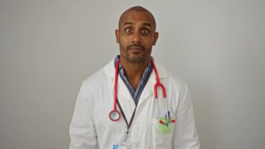 Yakışıklı Afrikalı Amerikalı erkek doktor izole edilmiş beyaz bir arka planda sakince el kol hareketi yapıyor.