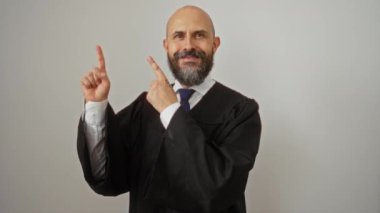 Kel, sakallı, yargıç cübbesi giyen, izole beyaz arka planı olan bir adam.