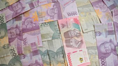 Endonezya banknotları, Endonezya ekonomisinin finansal yönünü vurgulayan ayrıntılı ve renkli bir görüntüde çeşitli rupiah para birimlerini sergiliyor.. 