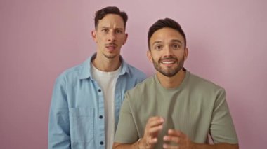 İki mutlu gay, soyutlanmış pembe bir arka planda sevgi ve heyecan göstererek kutluyor..