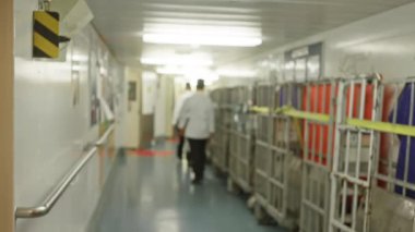 Bulanık adam, geminin içinde odak noktasında kargoyla yürüyor, sanayi ortamını gözler önüne seriyor, dikkati dağılmış koridor güvenlik önlemlerini ortaya çıkarıyor, iş ortamının estetiğini karıştırıyor..