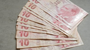 Türk banknotları, birden fazla on lira banknotun sergilendiği beton bir yüzeye saçıldı.