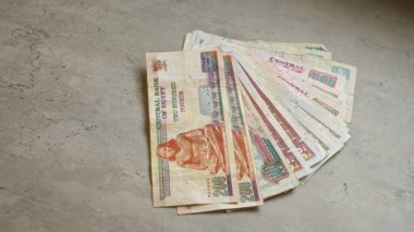 Beton bir yüzeyde sergilenen Mısır banknotları farklı mezhepler ve ayrıntılı sanat eserleri sergiliyor..