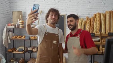 Erkekler pastanede iş sırasında önlükle selfie videosu çekiyorlar.