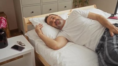 Meksika 'lı bir adam uyandı. Kabustan uyandı. Modern bir yatak odasında pijamalarıyla yatıyordu..