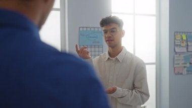 Erkekler, konuşma, iş, tartışma, işyeri, ofis, çalışanlar, takım çalışması, sohbet, profesyonel