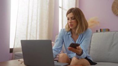 Oturma odasında dizüstü bilgisayar kullanan bir kadın, açık renk saçlı, rahat, rahat, iletişim, teknoloji, gün, kapalı alan, bağlantı, kayıt, yetişkin, modern...