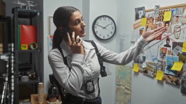 İspanyol kadın dedektif polis departmanının suç bürosundaki kanıtları inceliyor..