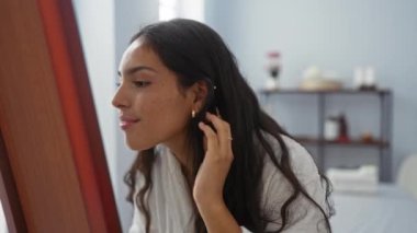 Genç kadın esmer güzel İspanyol kadın çekici kadın aynalı spa salonunun güzellik merkezi kapalı.