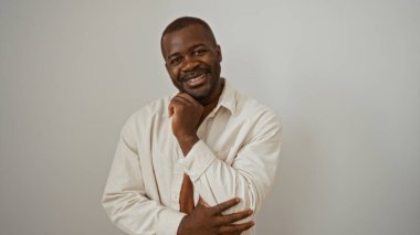 Yakışıklı genç adam soyutlanmış beyaz arka planda gülümsüyor.