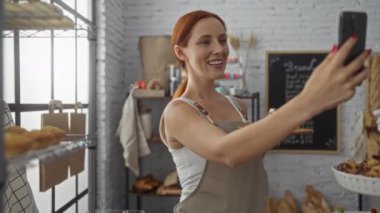 Pastanede selfie çeken, tatlı dağıtan, kapalı mekan dükkanında beyaz, çekici bir kadın.