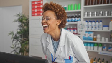 Eczanede gülümseyen Afrikalı Amerikalı kadın eczacı..