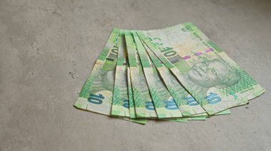 Mandela 'nın yer aldığı Güney Afrika banknotları, ülkenin para birimini ayrıntılı olarak tasvir eden beton bir yüzeye serilmiş..