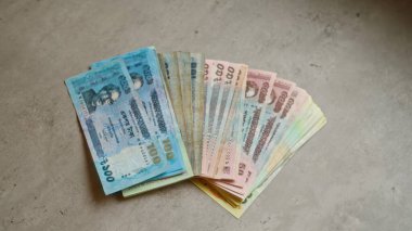 Bangladeş banknotları çeşitli banknotlar somut bir yüzeye yayılmış, Bangladeş 'in para birimini ayrıntılı ve canlı bir taka banknotları gösteriyorlardı..