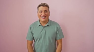 Zafer kazanıldı, beyaz adam kollarını kaldırıp gururla pembe arka planda bağırıyor.