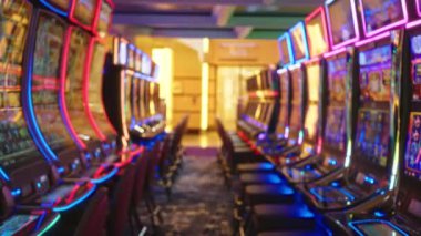 Renkli kumar makineleri canlı ve canlı bir Las Vegas kumarhanesinde, parlak neon ışıkları, heyecan ve şans dolu bir atmosfer sergiliyorlar..