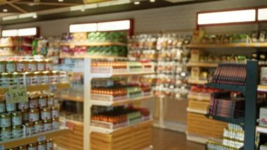 İçi bulanık süpermarket içi raflarla dolu raflar raflarda ve tabelalarda gösterilen çeşitli ürünlerle dolu fiyatlandırma detaylarıyla birlikte sahte bir etki yaratıyor