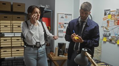 Telefondaki bir kadın ve meşgul bir dedektifin ofisinde elinde kanıt ve haritayla not alan bir adam.