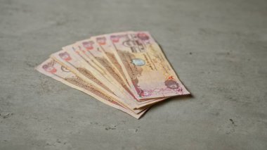 Birleşik Arap Emirlikleri kara para banknotları, somut yüzeyde düzenlenmiş, uae içinde finansal kavramı vurguluyor