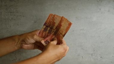 Elleri sayma Güney Afrika rands karşı somut bir arka plan, sergilenen para işleme ve finans kavramları